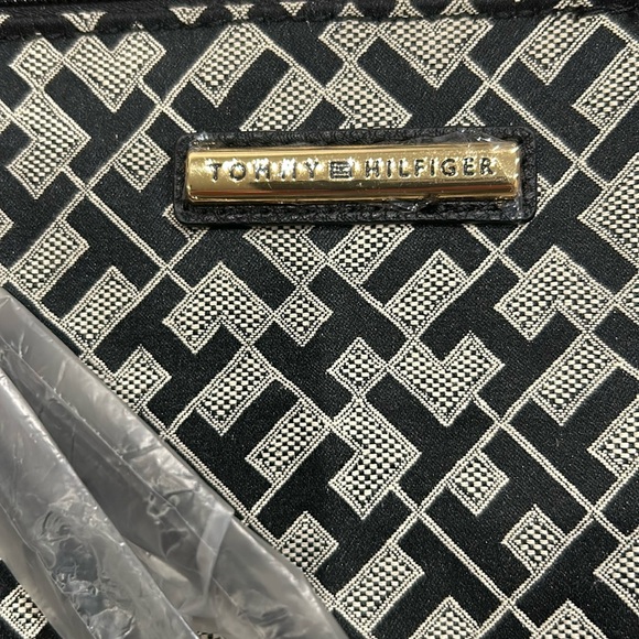 NEW Tommy Hilfiger Wristlet - Picture 4 of 7